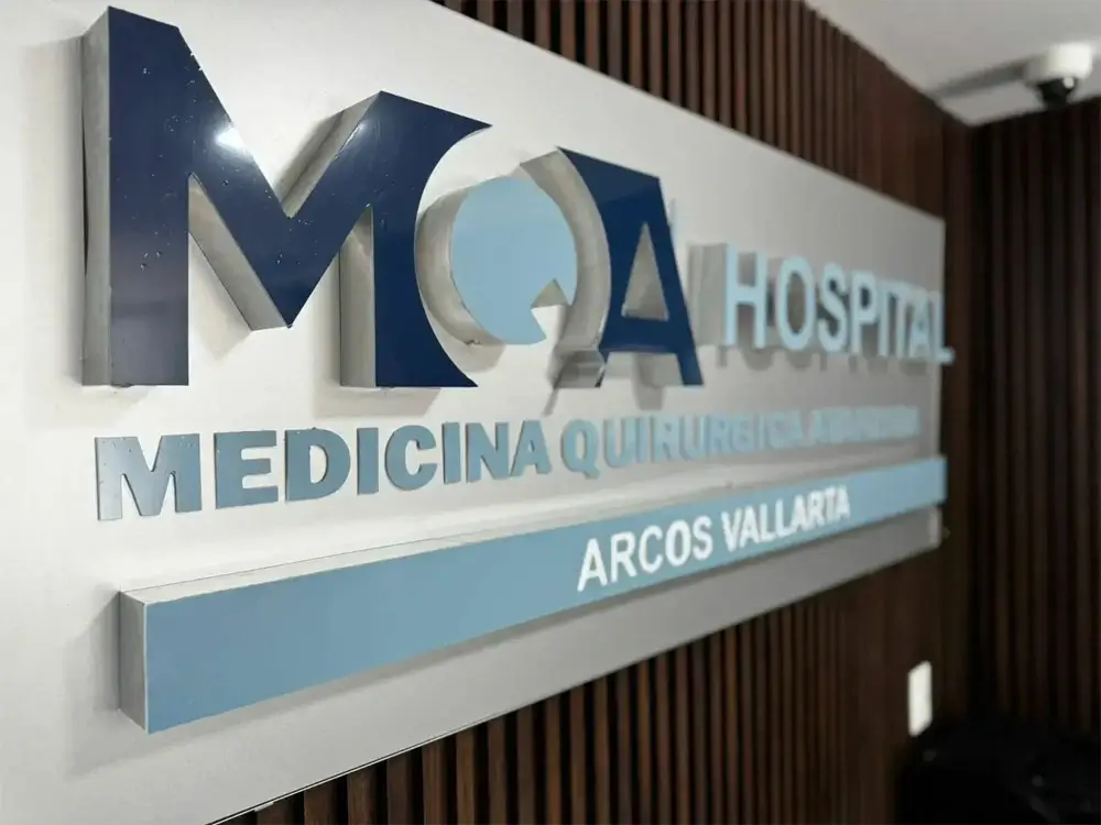 Fachada del Hospital MQA en calle Justo Sierra, colonia Ladrón de Guevara, Guadalajara